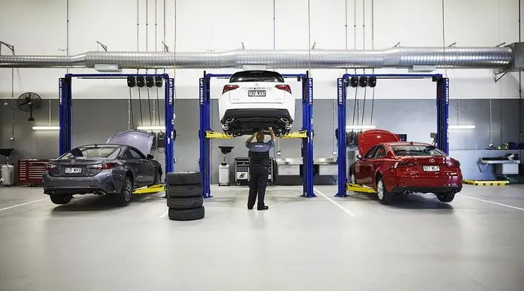 Lexus Encore servicing at a dealers