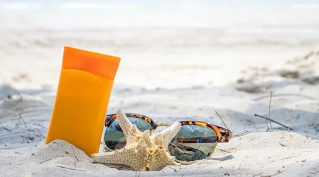 beach, sunscreen, summer, lotion, protection, cream, sun, vacation, care, skin, sunblock, tan, suntan, body, holiday, sea, female, sunbathing, skincare, woman, girl, applying, young, health, travel, beauty, people, beautiful, sand, suncream, moisturiz