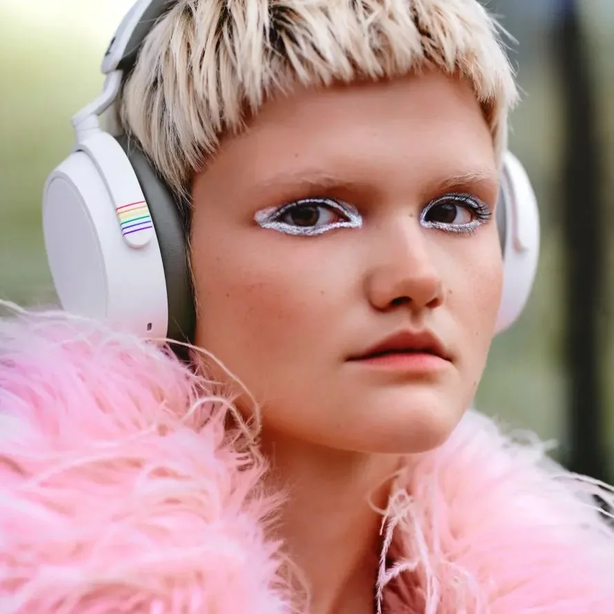 Momentum 4 Wireless Special Pride Edition