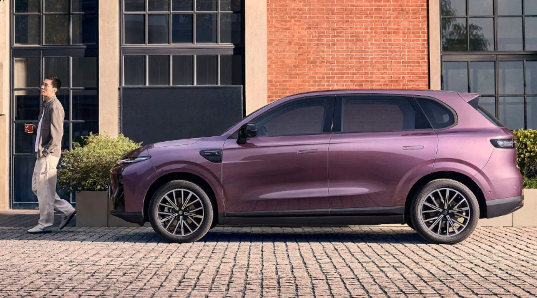 Leapmotor B10 outside a building